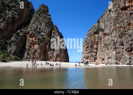 La gente sulla spiaggia nella gola Torrent de Pareis, Cala de Sa Calobra, Serra de Tramuntana, Maiorca, isole Baleari, Spagna Foto Stock