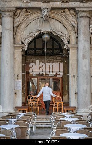 Cameriere in un ristorante sulla piazza San Marco, Venezia, Italia Foto Stock