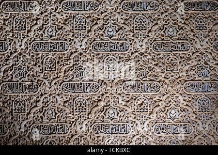 Parete con elementi ornamentali in stile moresco decorazioni a stucco e Koransuren, Nasridenpalaste, Alhambra di Granada, Andalusia, Spagna Foto Stock