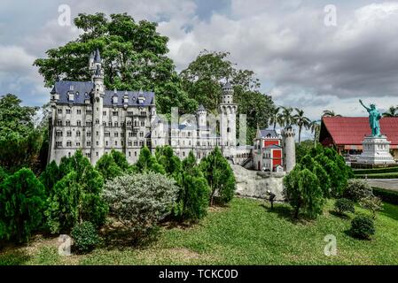 Il Castello di Neuschwanstein e la Statua della Libertà in Mini Siam, Pattaya Thailandia Foto Stock