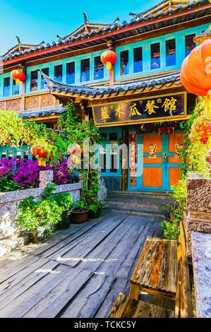 Casa Tradizionale facciata, minoranza Naxi, Lijiang, Yunnan, sud-ovest della Cina, la Cina Foto Stock