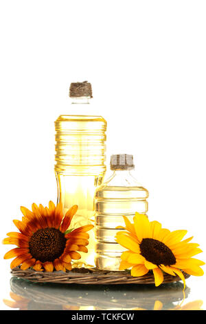 Olio in bottiglie e girasoli, isolato su bianco Foto Stock