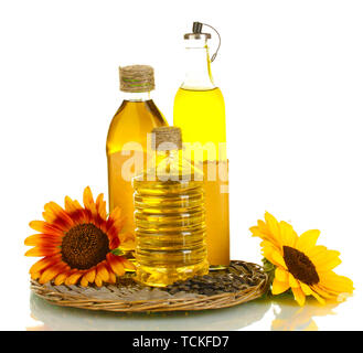 Olio in bottiglie, girasole e semi isolato su bianco Foto Stock