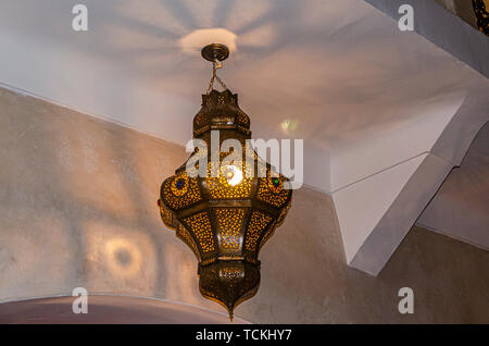 Vecchia lampada da soffitto decorato con arabeschi.marrakech marocco Foto Stock