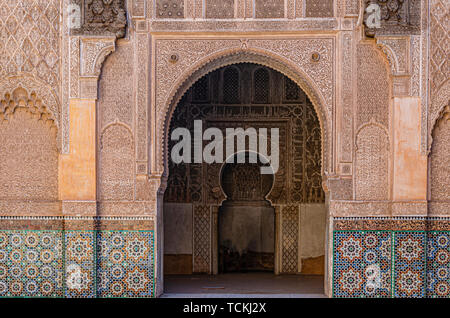 Arab archi decorati con tradizionali di arabeschi in stucchi: marrakech marocco Foto Stock