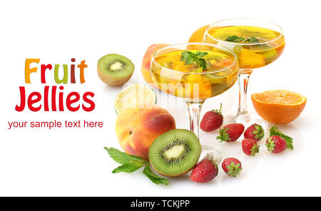 Punch in bicchieri con frutti, isolato su bianco Foto Stock