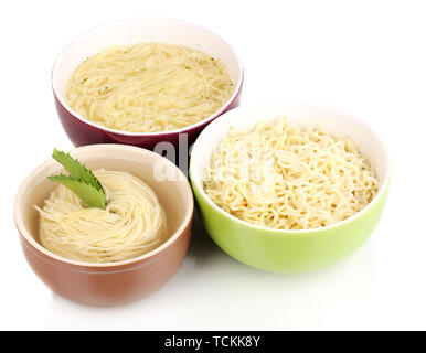 Asian tagliatelle in ciotole isolato su bianco Foto Stock