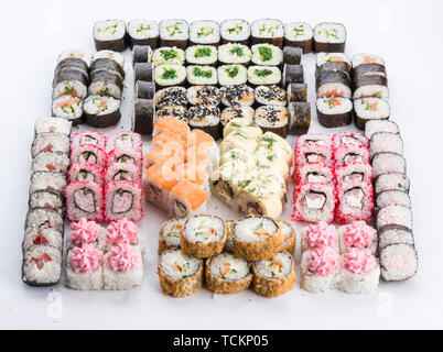 Il cibo giapponese, ristorante sushi gunkan maki roll piatto o vassoio impostato. Set di Sushi e composizione Foto Stock