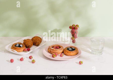 Romantica colazione tropicale pasticceria danese, caffè e succo di frutta. Sfondo di estate Foto Stock