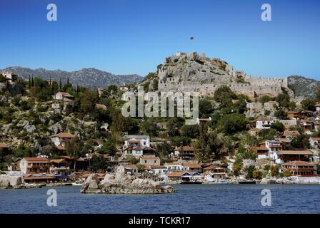 Il villaggio di Kalekoy visto da sud, con il castello bizantino Simena al centro nella provincia di Antalya in Turchia Foto Stock
