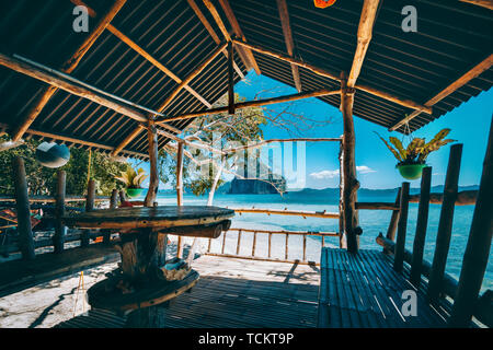 Fuga tropicale panorama remoto di impressionanti Pinagbuyutan isola da il nativo di legno e bambù terrazza, bellezza delle Filippine isola. Foto Stock