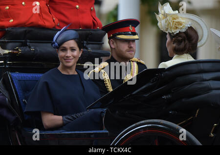 Meghan Duchessa di Sussex, il principe Harry Duca di Sussex e di Catherine Duchessa di Cambridge a theTrooping il colore, Queens compleanno parade London Eng Foto Stock