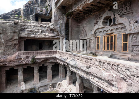 Facciata del falegname (Grotta Grotta buddista 10), Grotte di Ellora, rock-cut-monastero grotta del tempio, Aurangabad distretto di Maharashtra, India. Foto Stock