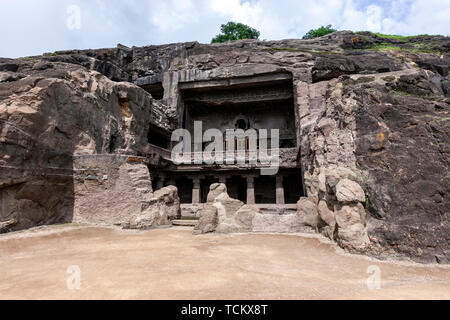 Facciata del falegname (Grotta Grotta buddista 10), Grotte di Ellora, rock-cut-monastero grotta del tempio, Aurangabad distretto di Maharashtra, India. Foto Stock