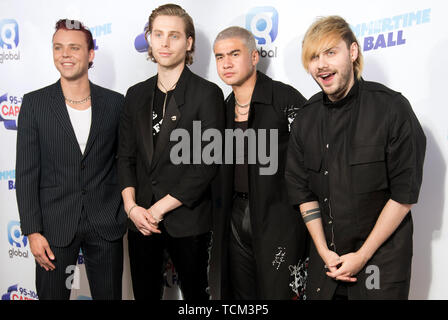 I membri della band 5 secondi di estate, Luca Hemmings, Michael Clifford, Calum cofano e Ashton Irwin (da sinistra a destra) sul tappeto rosso del media esecuzione capitale durante il periodo estivo la sfera. Più grandi del mondo di stelle eseguire live per 80.000 ascoltatori di capitale allo Stadio di Wembley al Regno Unito il più grande festa estiva. Foto Stock