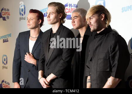 I membri della band 5 secondi di estate, Luca Hemmings, Michael Clifford, Calum cofano e Ashton Irwin (da sinistra a destra) sul tappeto rosso del media esecuzione capitale durante il periodo estivo la sfera. Più grandi del mondo di stelle eseguire live per 80.000 ascoltatori di capitale allo Stadio di Wembley al Regno Unito il più grande festa estiva. Foto Stock