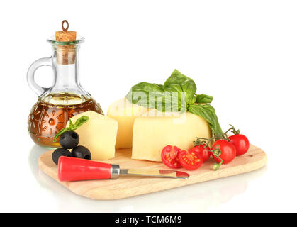 Fette di mozzarella con verdure isolato su bianco Foto Stock