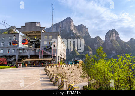 Zhangjiajie, Hunan, Cina Apr 2013 a metà strada funivia stazione di carrello e turisti il trasferimento agli autobus per raggiungere il cielo il cancello di montagna Tianmen, Zhangj Foto Stock