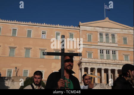 Atene, Grecia. Il giorno 08 Giugno, 2019. Alcuni cristiani greco ha dimostrato in piazza Syntagma contro l'orgoglio di Atene 2019 evento si chiama 'sinfull' e immorale". Credito: George Panagakis/Pacific Press/Alamy Live News Foto Stock