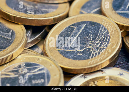 Close up di un Euro moneta tra altre monete metalliche in euro Foto Stock