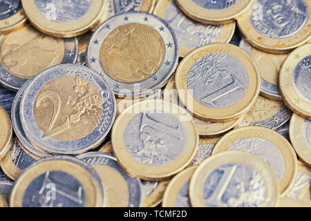 Colore di sfondo delle immagini con uno e due monete in euro, riempimento formato Foto Stock
