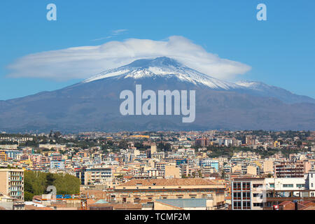 Maestoso Vulcano Etna Vulcano con città italiana Catania al piede della montagna. La neve sulla cima del vulcano. L'Etna è siciliana di grande attrazione turistica. Foto Stock