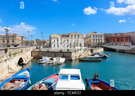 Siracusa, Sicilia, Italia - 10 Apr 2019: la magnifica vista del porto e del ponte di collegamento tra la città di Siracusa con la famosa isola di Ortigia. Parte del Patrimonio Mondiale dell'UNESCO. Popolare meta turistica. Foto Stock