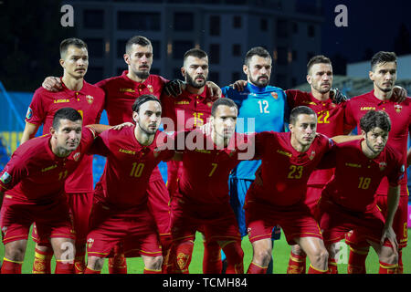 A PODGORICA MONTENEGRO - Giugno 07: Montenegro lineup prima del 2020 il Campionato Europeo UEFA gruppo un match di qualificazione tra il Montenegro e il Kosovo a Podgorica City Stadium il 7 giugno 2019 a Podgorica, Montenegro MB Media Foto Stock