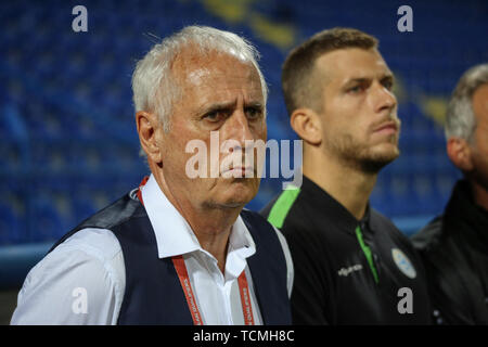 A PODGORICA MONTENEGRO - Giugno 07: pullman in Kosovo Bernard Challandes prima del 2020 il Campionato Europeo UEFA gruppo un match di qualificazione tra il Montenegro e il Kosovo a Podgorica City Stadium il 7 giugno 2019 a Podgorica, Montenegro MB Media Foto Stock