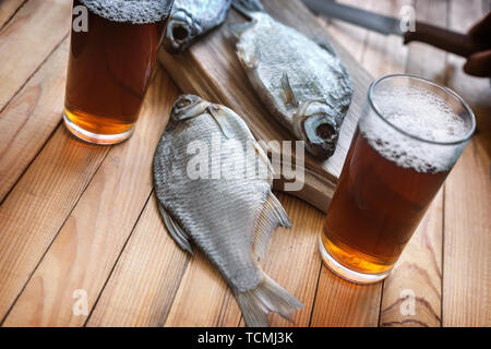 Due bicchieri di birra e pesce essiccati . Foto Stock