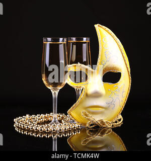 Champagne.Capodanno.celebrazione. Femmina maschera di carnevale con un bicchiere di champagne Foto Stock