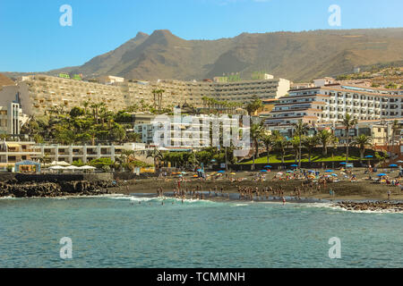 Vista della Playa de la Arena e le montagne vulcaniche sulla costa occidentale dell'isola di Tenerife con sabbia nera e scogliere di lava a bellissima laguna. Su Foto Stock