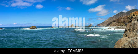 Vista panoramica di Anaga scogliere e rocce solitario che sporgono dalla schiuma del mare sulla costa settentrionale dell'isola Tenerife, Spagna Foto Stock