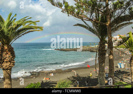 Vista della Playa de la Arena e rainbow sul mare, il fenomeno della natura, colori luminosi sull'arcobaleno e cielo molto nuvoloso Foto Stock