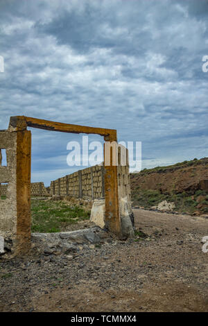 Vista tipica della vecchia abbandonata piantagione di banane nel sud di Tenerife. Dove Canarians crescere il famoso Canary dwarf Cavendish banana. Vestigia di ag Foto Stock