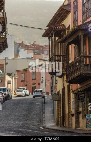 Scenic stradina di La Orotava città. Gli edifici di vecchia costruzione con legno di pino balconi delle Canarie Tenerife, Isole canarie, Spagna Foto Stock