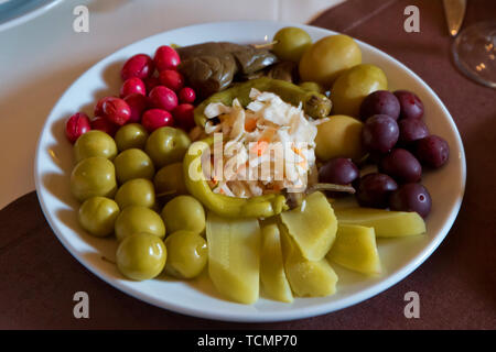 Prugna sottaceto , focaccia, cetrioli, peperoni, cavolo, melanzana cranberry Mixtured acidi nella piastra Foto Stock