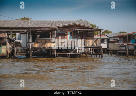 BANGKOK IL 7 FEBBRAIO 2016: Cultura, caratteristiche e vita della Thailandia. Il fiume Chao Phraya Foto Stock