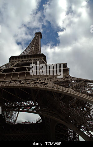Bassa angolazione della Torre Eiffel a Parigi, Francia. Foto Stock