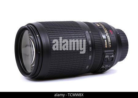 Kiev, Ucraina - 28 febbraio 2016: Nikon focali 70-300mm f/4.5-5.6G IF-ED AF-S VR lente per DSLR Nikon fotocamere. Editoriale illustrativa per il prodotto isolato Foto Stock