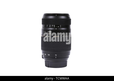 Kiev, Ucraina - 28 febbraio 2016: Tamron focali 70-300mm f/4-5.6 AF di LD obiettivo macro per Nikon DSLR telecamere. Editoriale illustrativa per il prodotto isolato o Foto Stock
