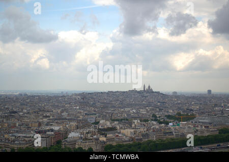 Vista della città di Parigi, dalla seconda piattaforma della torre Eiffel. In lontananza la Basilica del Sacro Cuore può essere visto. Foto Stock