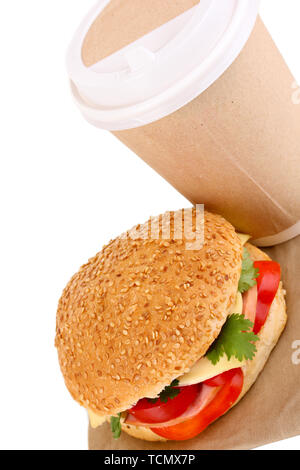 Sandwich appetitosi con caffè in tazza monouso isolato su bianco Foto Stock