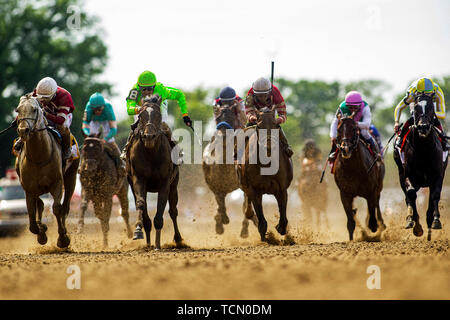 Elmont, New York, Stati Uniti d'America. Il 9 giugno, 2019. 08 Giugno: Hog Creek Hustle con Corey Lanerie sconfitte e nitroso Ricrdo Santana per vincere l'Woody Stevens picchetti a Belmont Park di Elmont, New York il 07 giugno 2019. Evers/Eclipse Sportswire/CSM/Alamy Live News Foto Stock