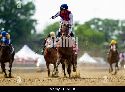 Elmont, New York, Stati Uniti d'America. Il 9 giugno, 2019. 08 Giugno: Jose Ortiz celebra a bordo di guaranà come vincono l'Acorn picchetti a Belmont Park di Elmont, New York il 07 giugno 2019. Evers/Eclipse Sportswire/CSM/Alamy Live News Foto Stock