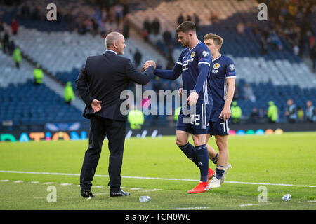 Hampden Park, Glasgow, Regno Unito. 8 Giugno, 2019. I Campionati Europei di calcio internazionale, Scozia contro Cipro; Scozia manager Steve Clarke si congratula con Oliver Burke dopo il riscontro obiettivo della aveva dato la Scozia il win Credito: Azione Sport Plus/Alamy Live News Foto Stock