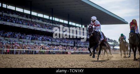 Elmont, NY, STATI UNITI D'AMERICA. Il 9 giugno, 2019. Giugno 8, 2019 : #3, Mitole, cavalcato da fantino, Ricardo Santana, Jr., vince il Metropolita Runhappy picchetti su Belmont Stakes Festival sabato a Belmont Park di Elmont, New York. Alex Evers/Eclipse Sportswire/CSM/Alamy Live News Foto Stock