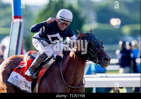 Elmont, NY, STATI UNITI D'AMERICA. 8 Giugno, 2019. Giugno 8, 2019 : #7, Sir Winston, cavalcato da Joel jockey Rosario, vince la 151st Belmont Stakes su Belmont Stakes Festival sabato a Belmont Park di Elmont, New York. Kaz Ishida/Eclipse Sportswire/CSM/Alamy Live News Foto Stock