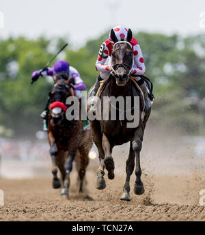 Elmont, New York, Stati Uniti d'America. 8 Giugno, 2019. #2, mezzanotte Bisou, cavalcato da fantino Mike colpire, vince la Ogden Phipps picchetti su Belmont Stakes Festival sabato. Credito: csm/Alamy Live News Foto Stock