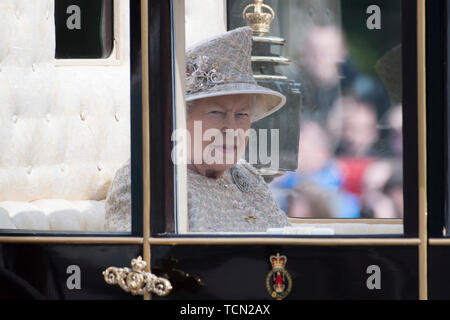 Londra, Gran Bretagna. 8 Giugno, 2019. La Gran Bretagna è la Regina Elisabetta II si diparte da Buckingham Palace durante il Trooping il colore cerimonia per il suo compleanno 93a Londra, Gran Bretagna, 8 giugno, 2019. La regina Elisabetta ha celebrato la sua gazzetta 93compleanno a Londra sabato con un incontro di famiglia sul balcone a Buckingham Palace. Credito: Ray codolo/Xinhua/Alamy Live News Foto Stock